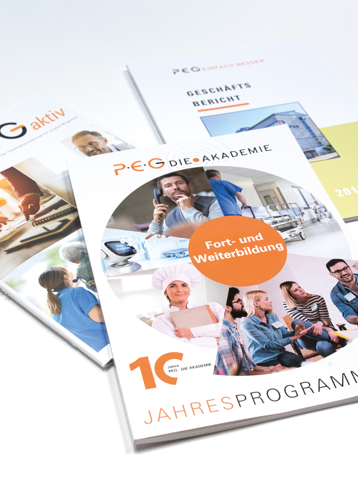 Design der Titelseiten für das Jahresprogramm, den Geschäftsbericht und das PEG aktiv.