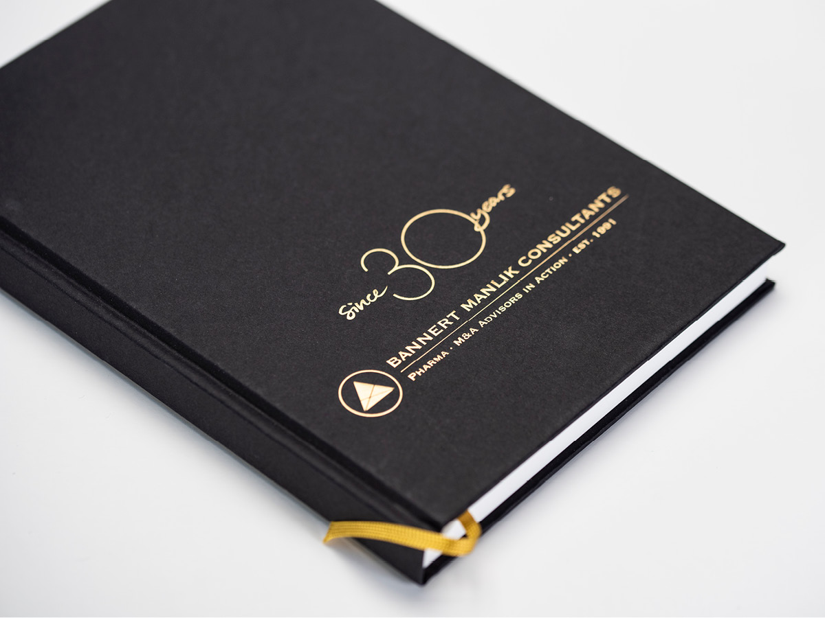 Design eines Notizbuches mit Goldprägung als Werbegeschenkt.