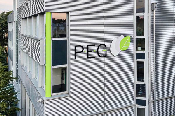 Gebäudebeschriftung für das Firmengebäude der PEG